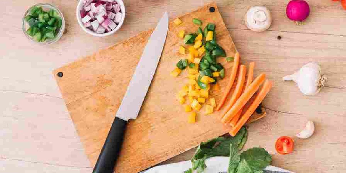 Blade Materials Explained: Stainless Steel vs. Damascus Knife Sets